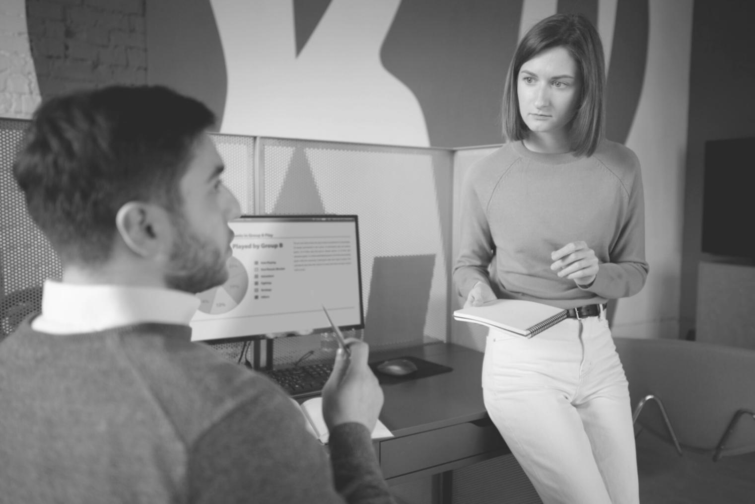 Arbeitsplatz mit Finanzunterlagen und Laptop